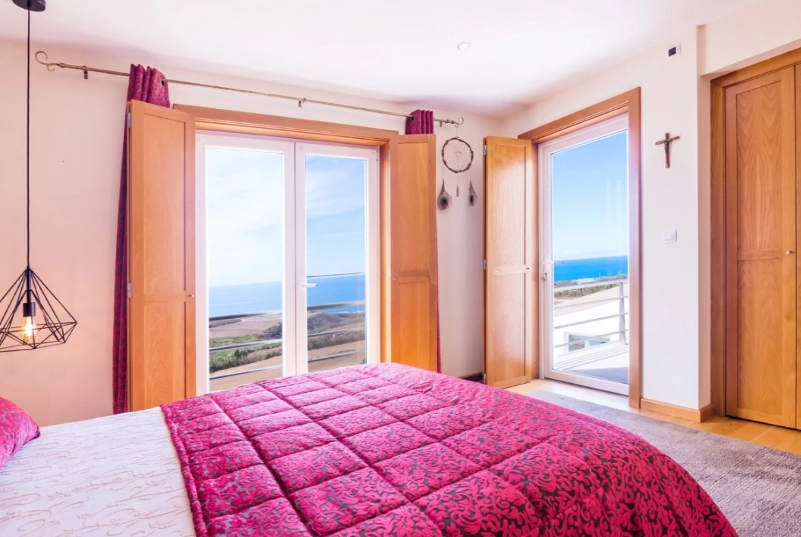 MORADIA DE ARQUITETURA CONTEMPORÂNEA EM PRIMEIRA LINHA DE MAR – LOURINHÃ