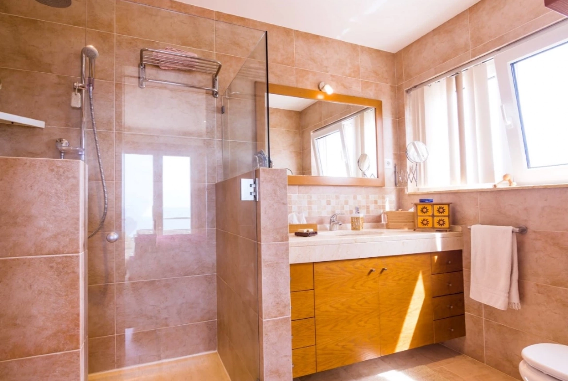 MORADIA DE ARQUITETURA CONTEMPORÂNEA EM PRIMEIRA LINHA DE MAR – LOURINHÃ