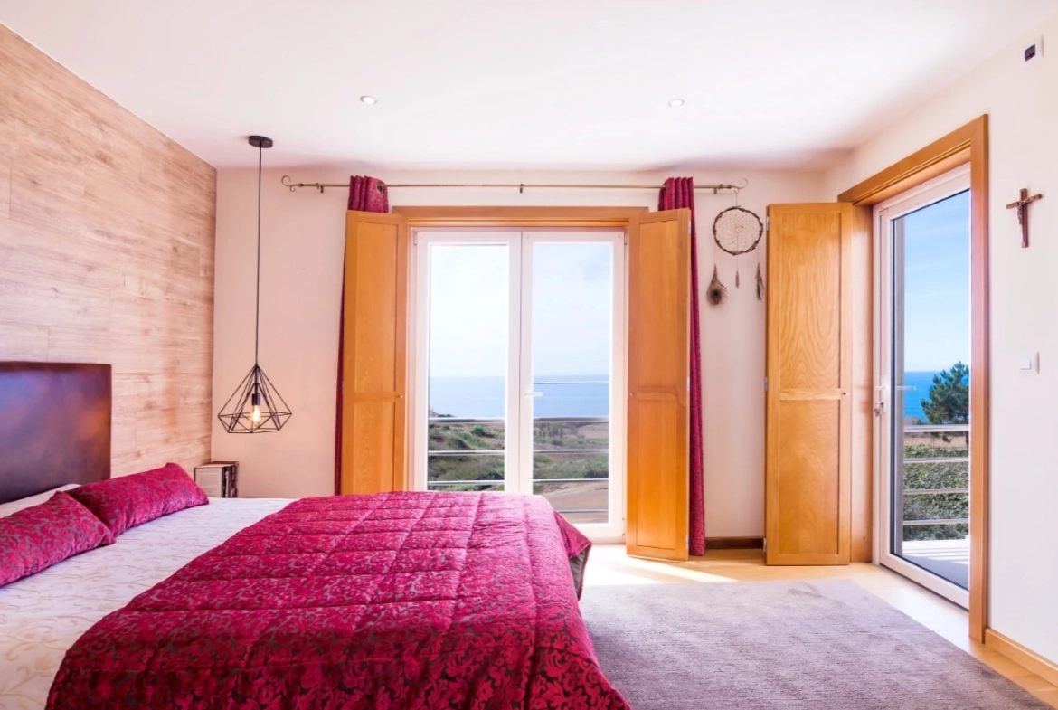 MORADIA DE ARQUITETURA CONTEMPORÂNEA EM PRIMEIRA LINHA DE MAR – LOURINHÃ