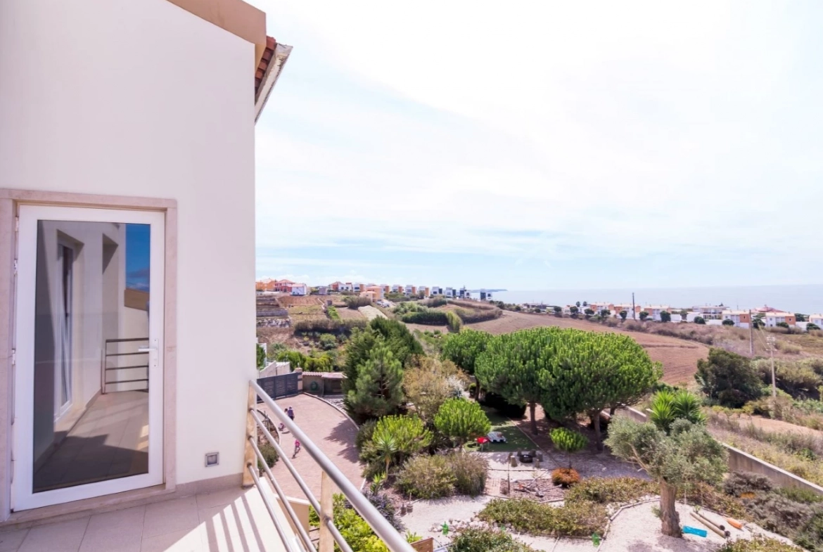 MORADIA DE ARQUITETURA CONTEMPORÂNEA EM PRIMEIRA LINHA DE MAR – LOURINHÃ