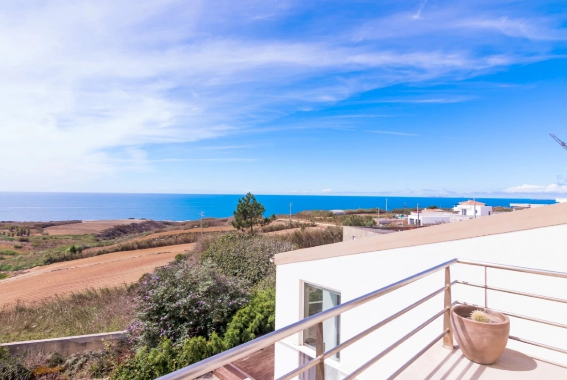 MORADIA DE ARQUITETURA CONTEMPORÂNEA EM PRIMEIRA LINHA DE MAR – LOURINHÃ
