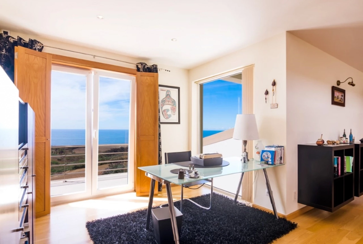 MORADIA DE ARQUITETURA CONTEMPORÂNEA EM PRIMEIRA LINHA DE MAR – LOURINHÃ