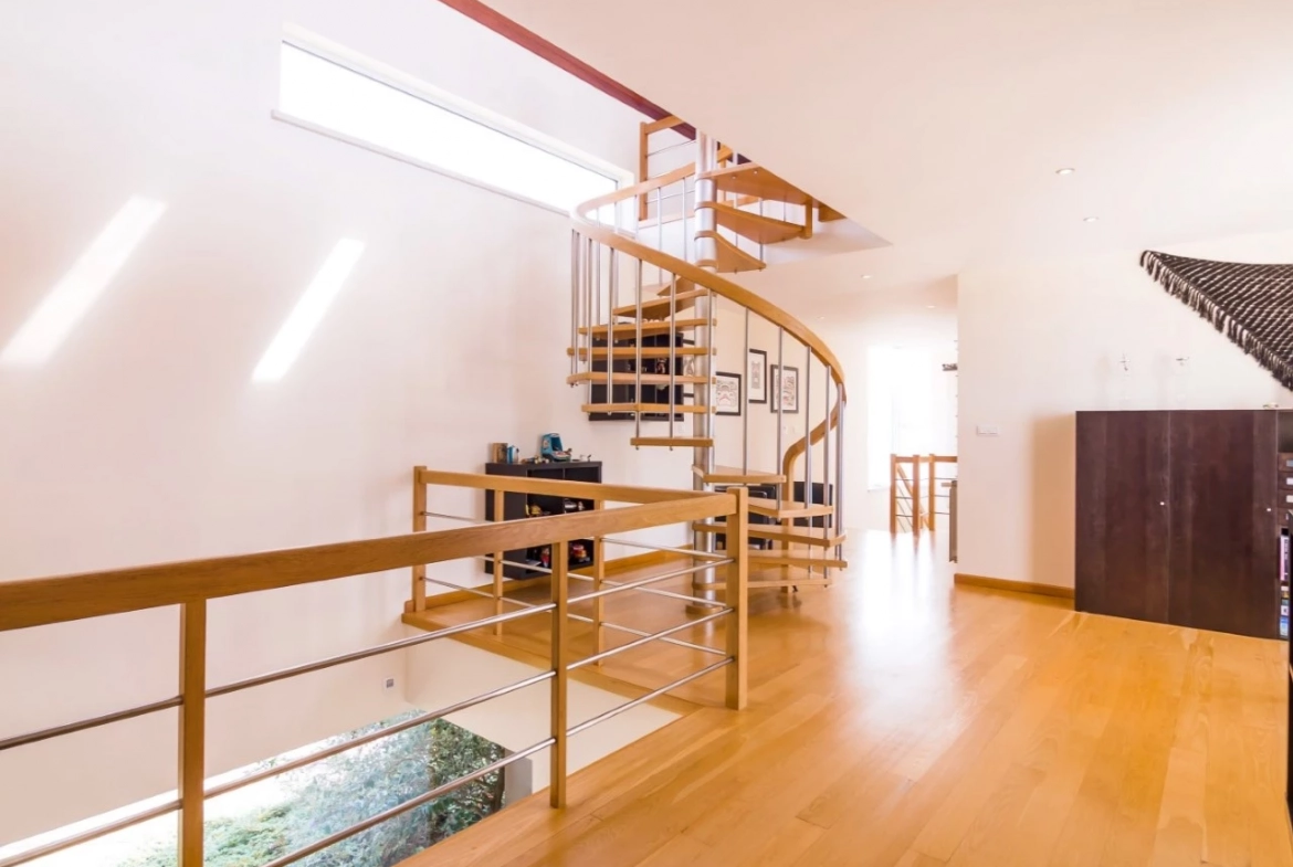 MORADIA DE ARQUITETURA CONTEMPORÂNEA EM PRIMEIRA LINHA DE MAR – LOURINHÃ