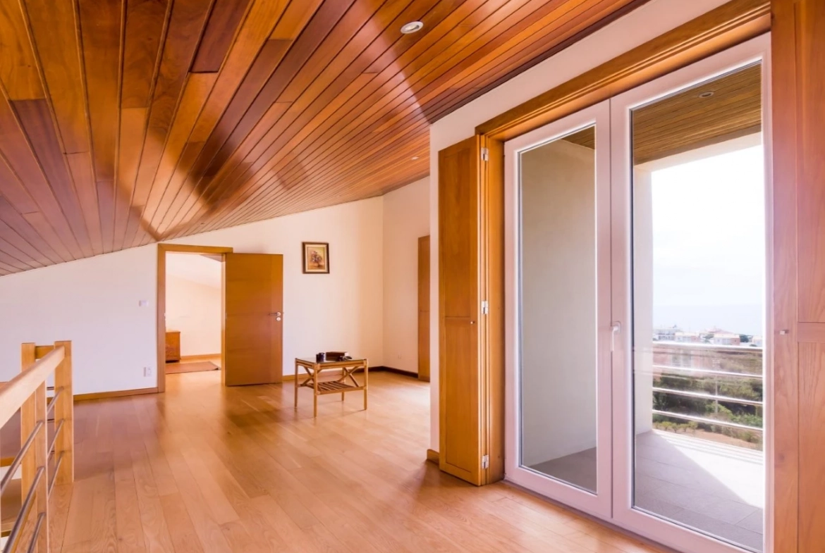 MORADIA DE ARQUITETURA CONTEMPORÂNEA EM PRIMEIRA LINHA DE MAR – LOURINHÃ