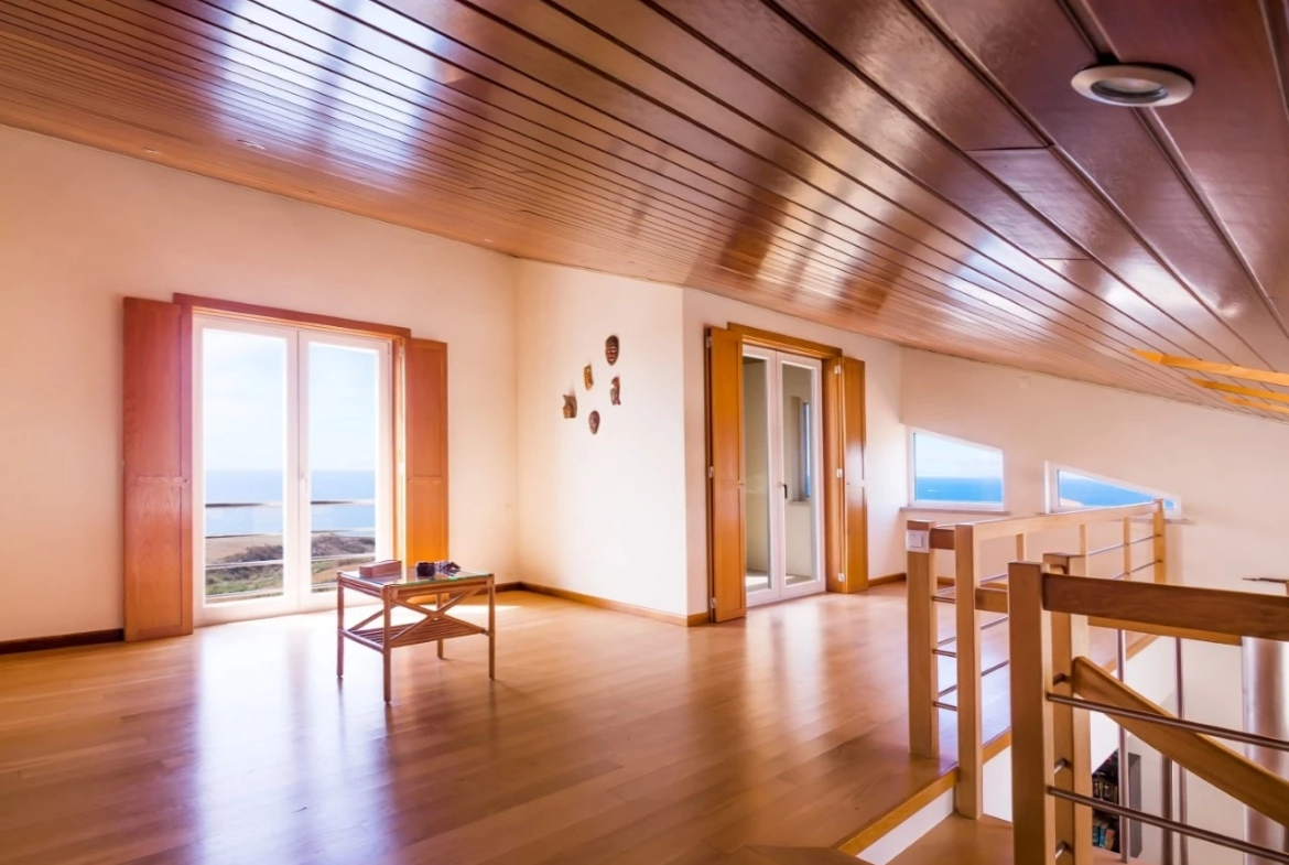 MORADIA DE ARQUITETURA CONTEMPORÂNEA EM PRIMEIRA LINHA DE MAR – LOURINHÃ