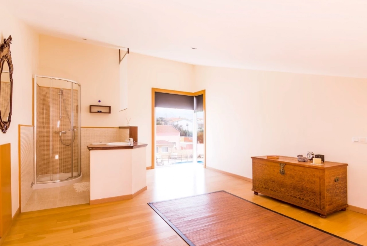 MORADIA DE ARQUITETURA CONTEMPORÂNEA EM PRIMEIRA LINHA DE MAR – LOURINHÃ