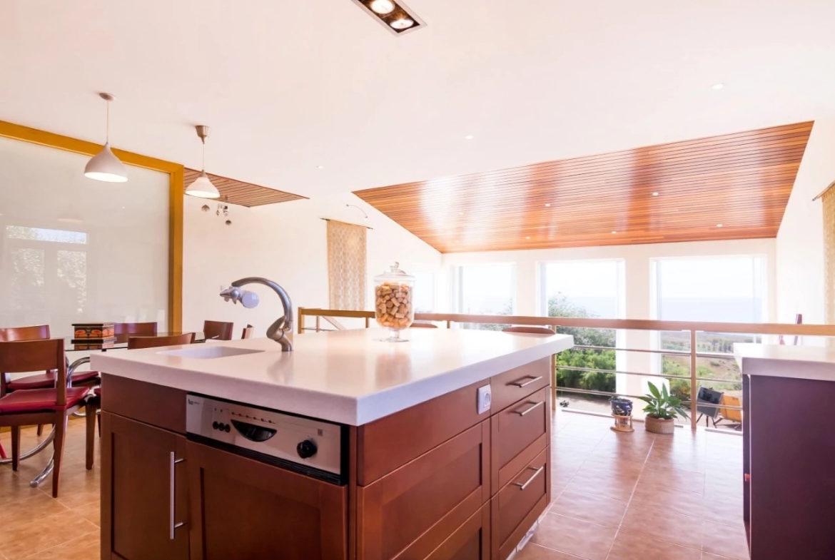MORADIA DE ARQUITETURA CONTEMPORÂNEA EM PRIMEIRA LINHA DE MAR – LOURINHÃ