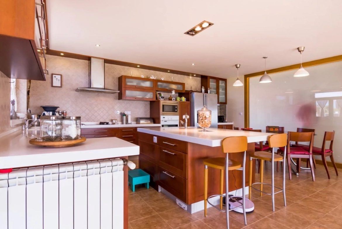 MORADIA DE ARQUITETURA CONTEMPORÂNEA EM PRIMEIRA LINHA DE MAR – LOURINHÃ