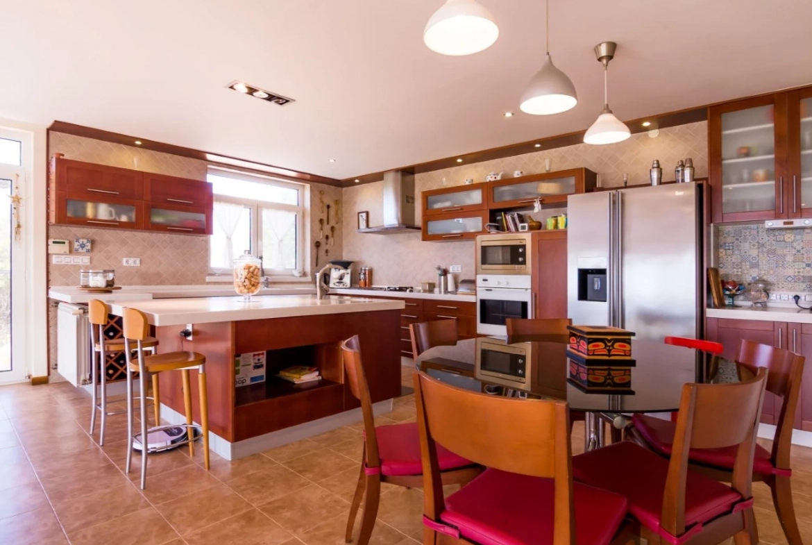 MORADIA DE ARQUITETURA CONTEMPORÂNEA EM PRIMEIRA LINHA DE MAR – LOURINHÃ