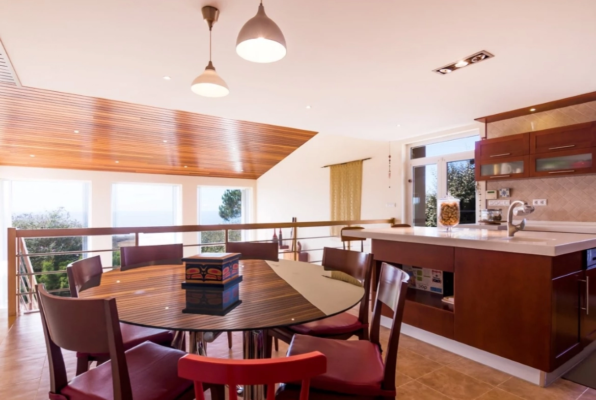 MORADIA DE ARQUITETURA CONTEMPORÂNEA EM PRIMEIRA LINHA DE MAR – LOURINHÃ
