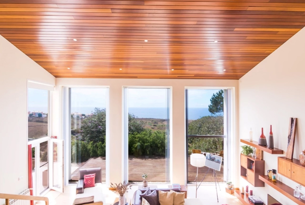 MORADIA DE ARQUITETURA CONTEMPORÂNEA EM PRIMEIRA LINHA DE MAR – LOURINHÃ