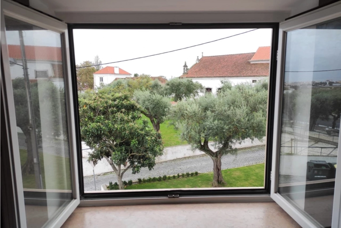 PRÉDIO NO LUMIAR COM 1 LOJA E 3 APARTAMENTOS