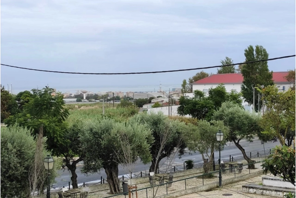 PRÉDIO NO LUMIAR COM 1 LOJA E 3 APARTAMENTOS