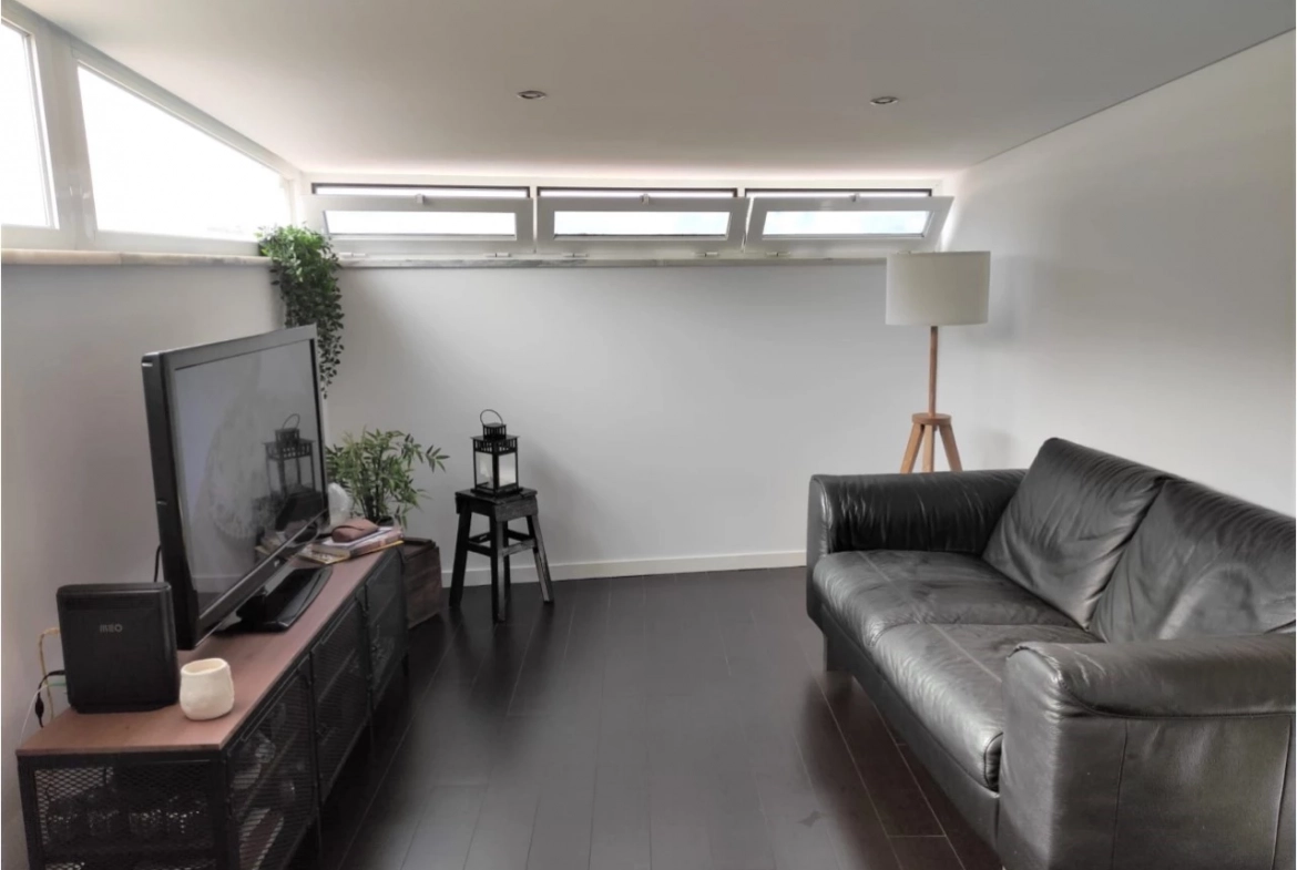 PRÉDIO NO LUMIAR COM 1 LOJA E 3 APARTAMENTOS