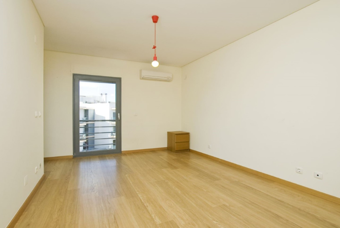 APARTAMENTO 2 QUARTOS EM BENFICA COM PISCINA E JARDIM