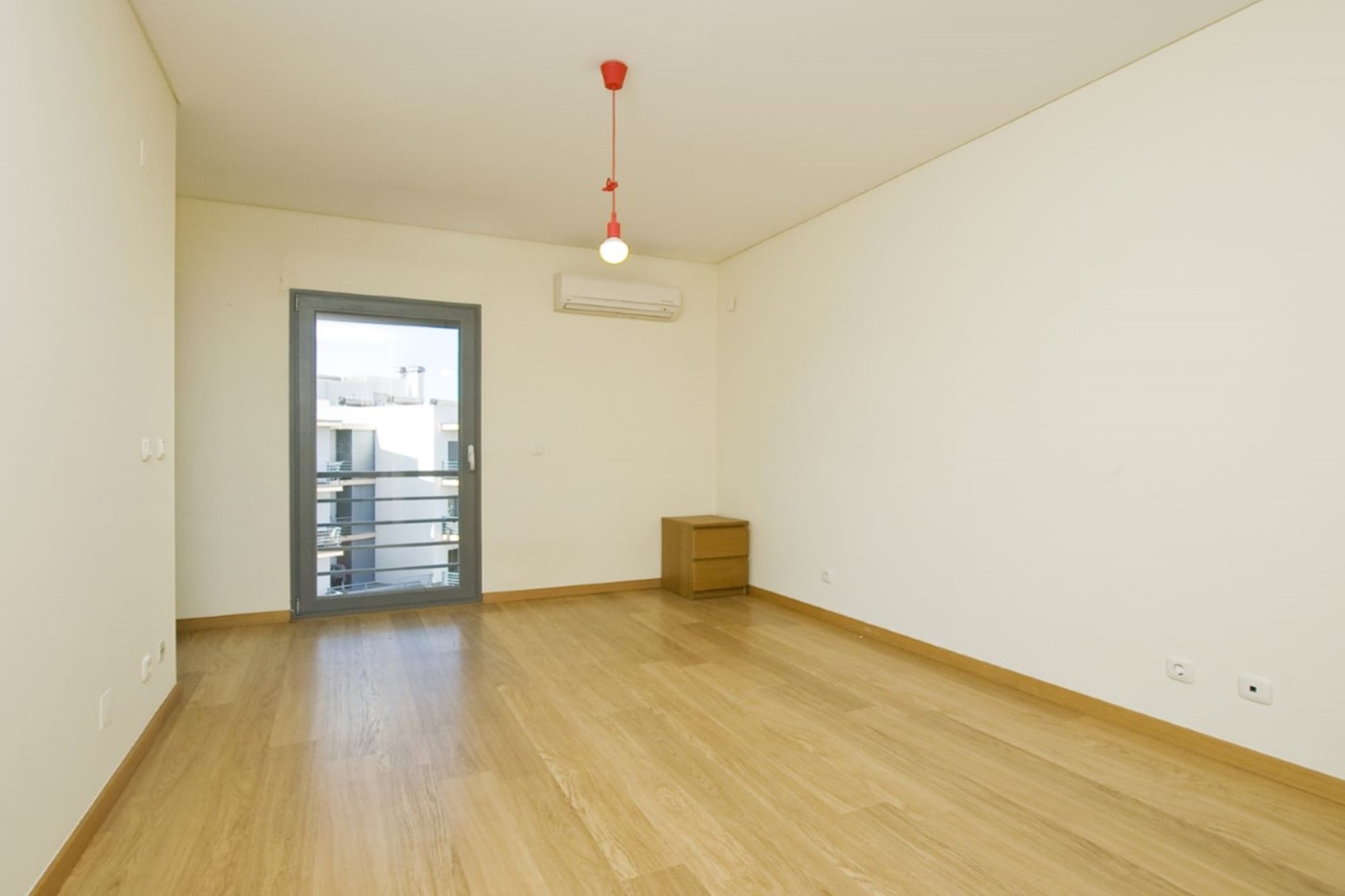 11 APARTAMENTO 2 QUARTOS EM BENFICA COM PISCINA E JARDIM