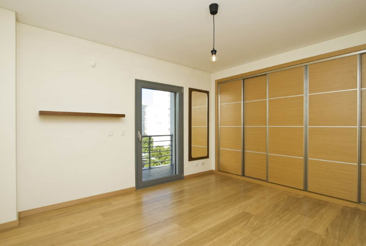 APARTAMENTO 2 QUARTOS EM BENFICA COM PISCINA E JARDIM