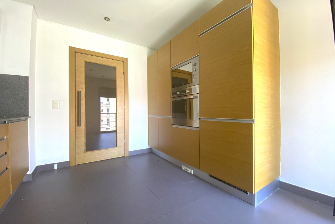 APARTAMENTO 2 QUARTOS EM BENFICA COM PISCINA E JARDIM