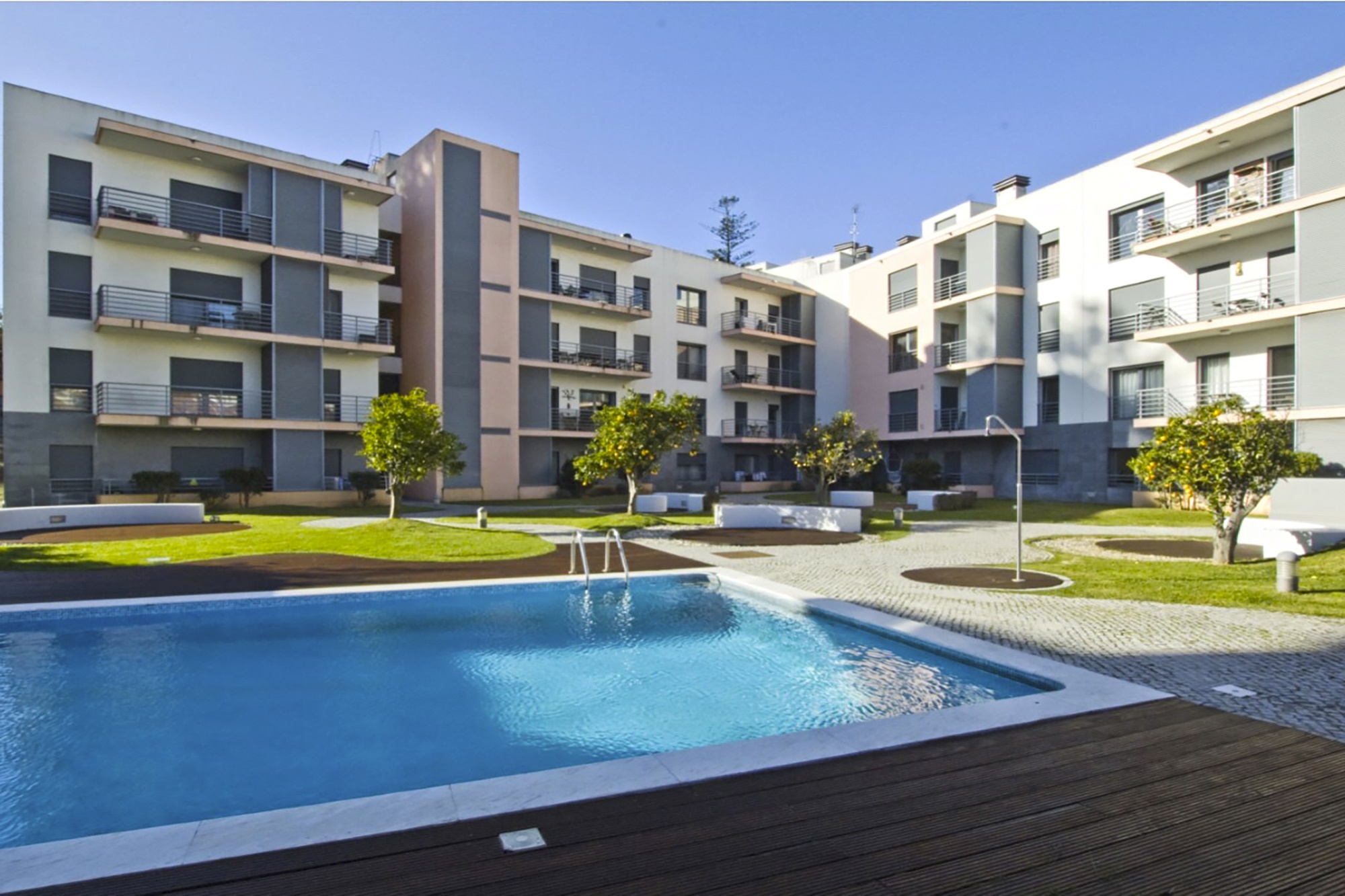 24 APARTAMENTO 2 QUARTOS EM BENFICA COM PISCINA E JARDIM