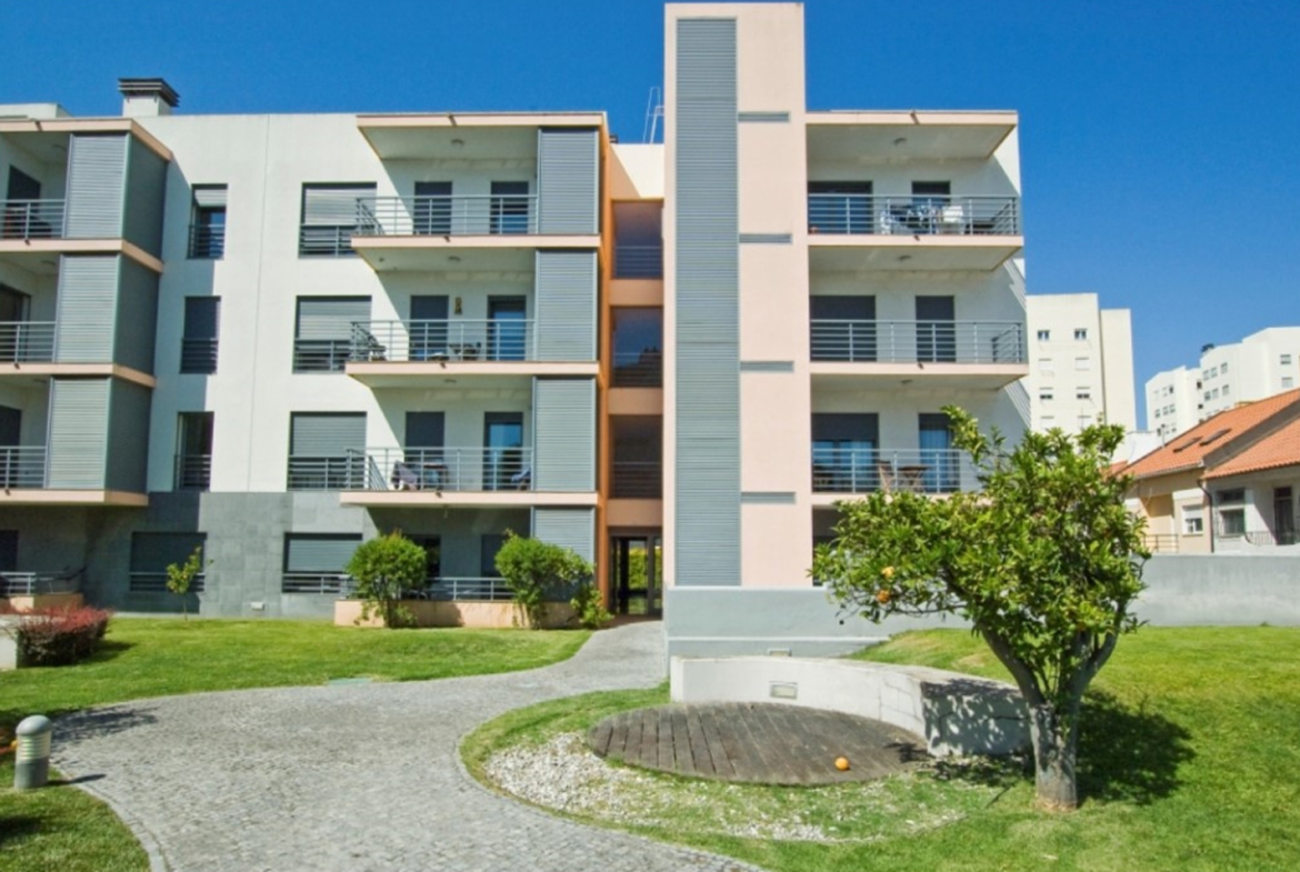 APARTAMENTO 2 QUARTOS EM BENFICA COM PISCINA E JARDIM