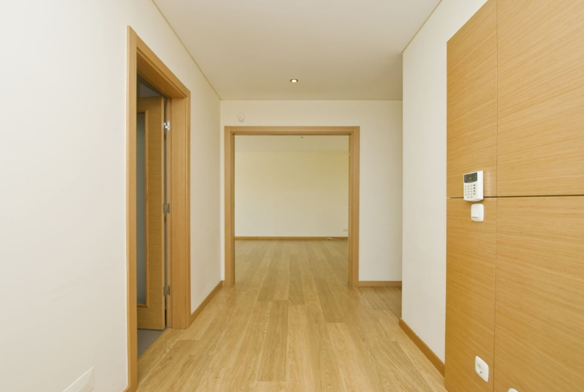 APARTAMENTO 2 QUARTOS EM BENFICA COM PISCINA E JARDIM