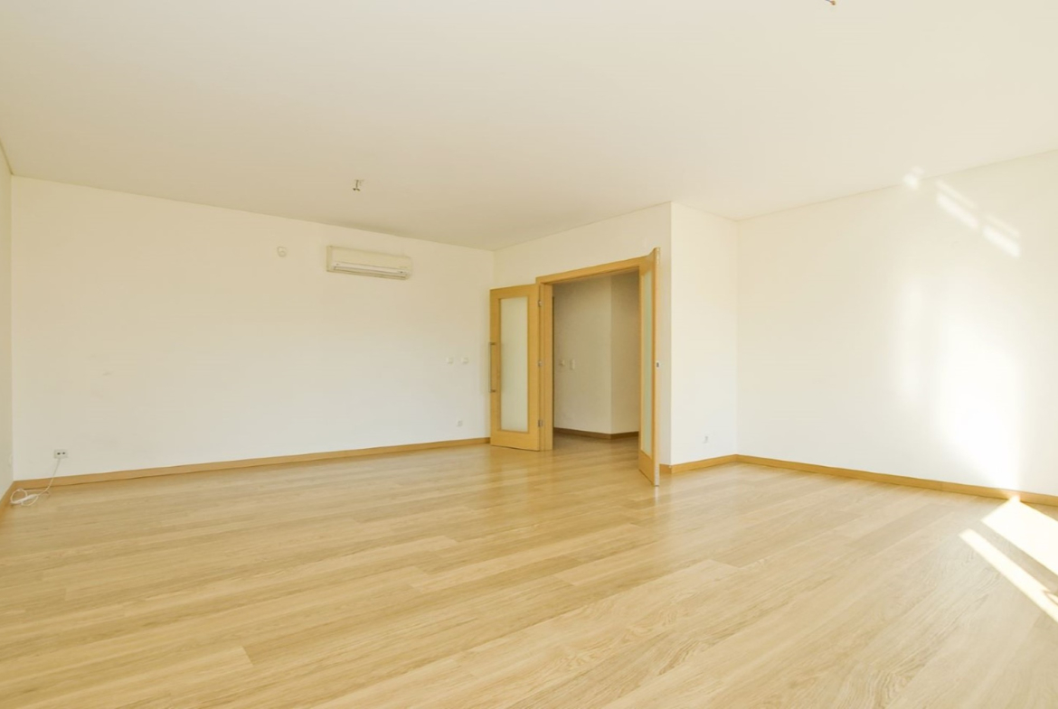 APARTAMENTO 2 QUARTOS EM BENFICA COM PISCINA E JARDIM