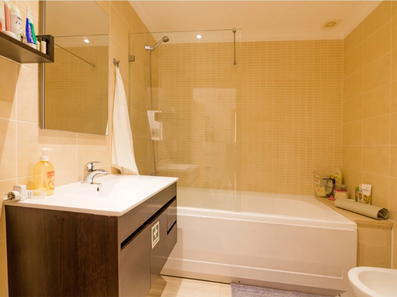 banheiro APARTAMENTO NO BALEAL A APENAS 350 METROS DO MAR