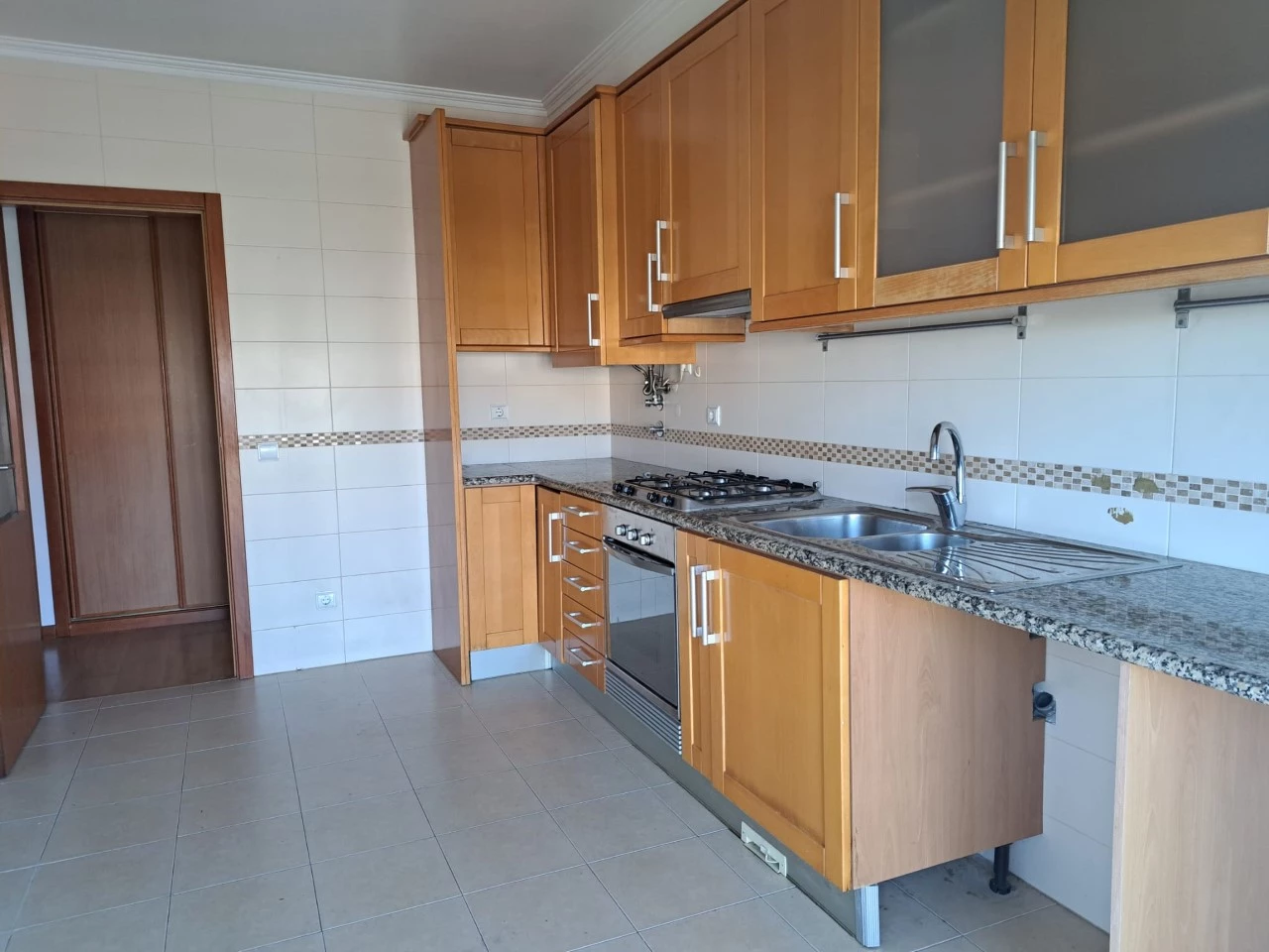 cozinha2 APARTAMENTO COM VISTA SOBRE A CIDADE DE CALDAS DA RAINHA