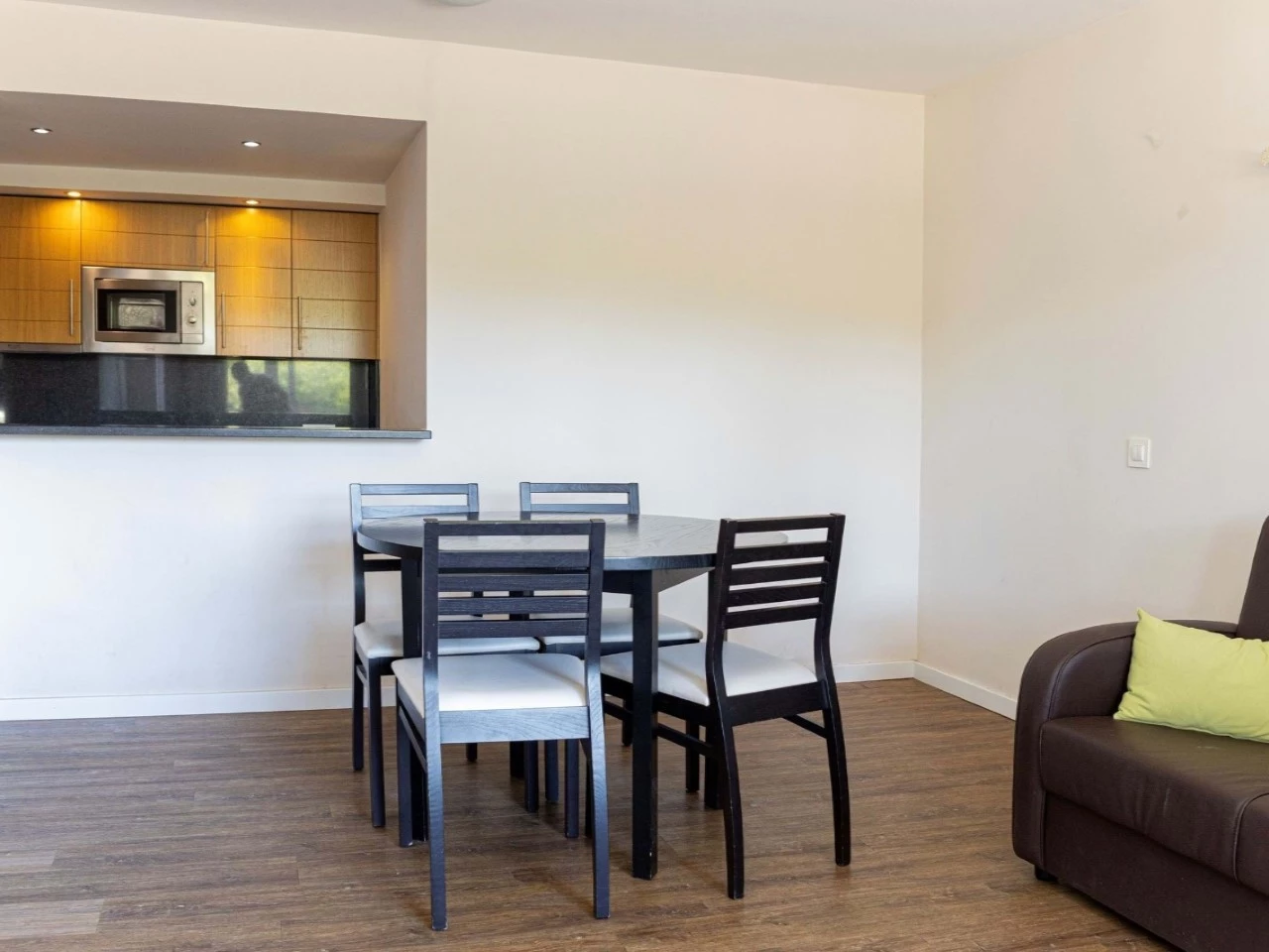Sala_e_cozinha APARTAMENTO A 2 MINUTOS DO MAR EM ALVOR – FARO