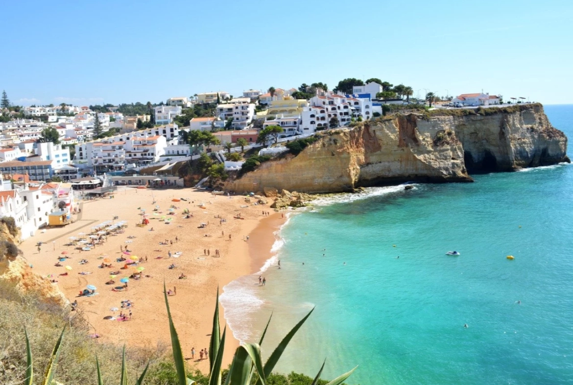 MORADIA COM PISCINA EM GOLFE RESORT- ALGARVE