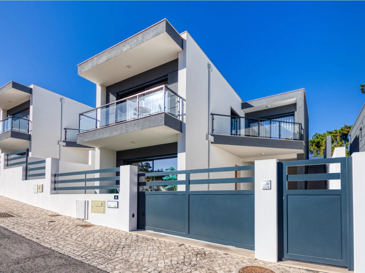 02-frente MORADIA CONTEMPORÂNEA A 10 MINUTOS A PÉ DA PRAIA DE SALIR DO PORTO