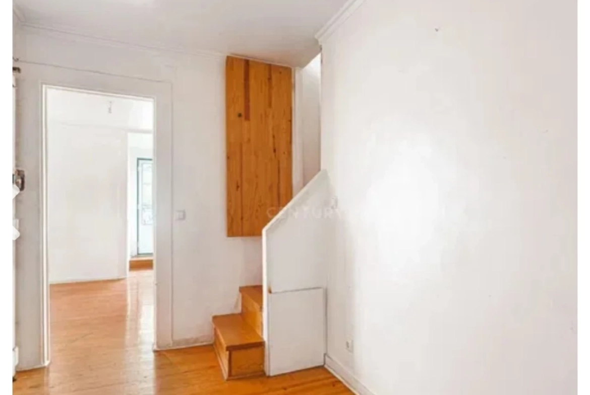 APARTAMENTO COM 2 QUARTOS RENOVADO JUNTO A SÉ DE LISBOA