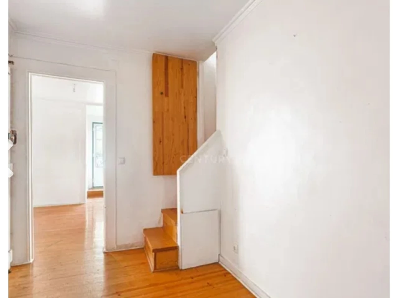 02_ESCADA APARTAMENTO COM 2 QUARTOS RENOVADO JUNTO A SÉ DE LISBOA