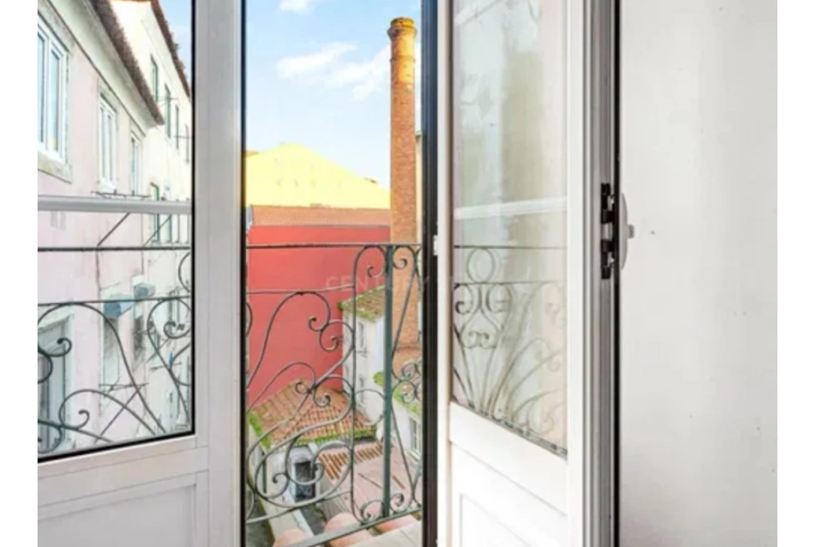 APARTAMENTO COM 2 QUARTOS RENOVADO JUNTO A SÉ DE LISBOA