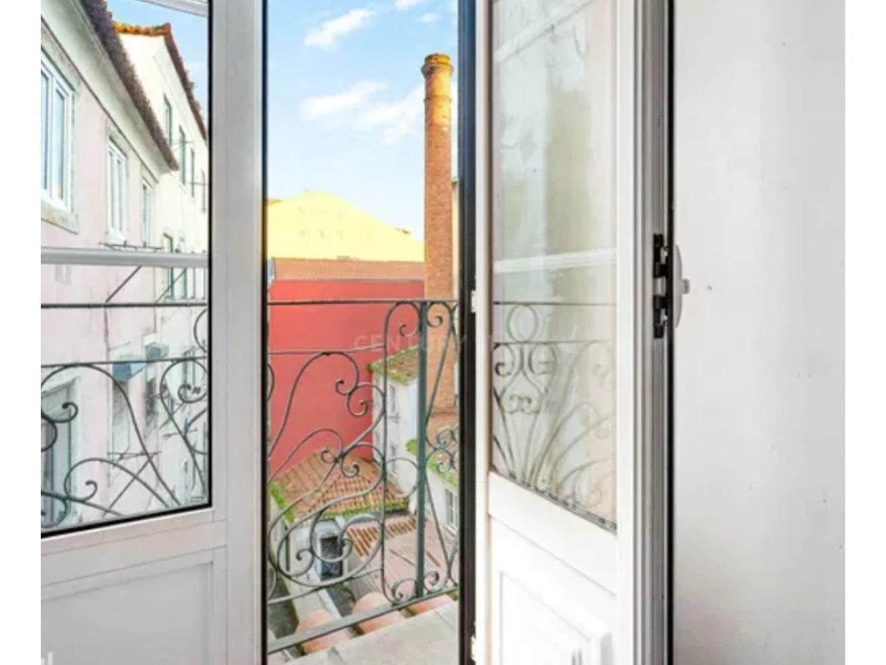 03_VARANDA APARTAMENTO COM 2 QUARTOS RENOVADO JUNTO A SÉ DE LISBOA