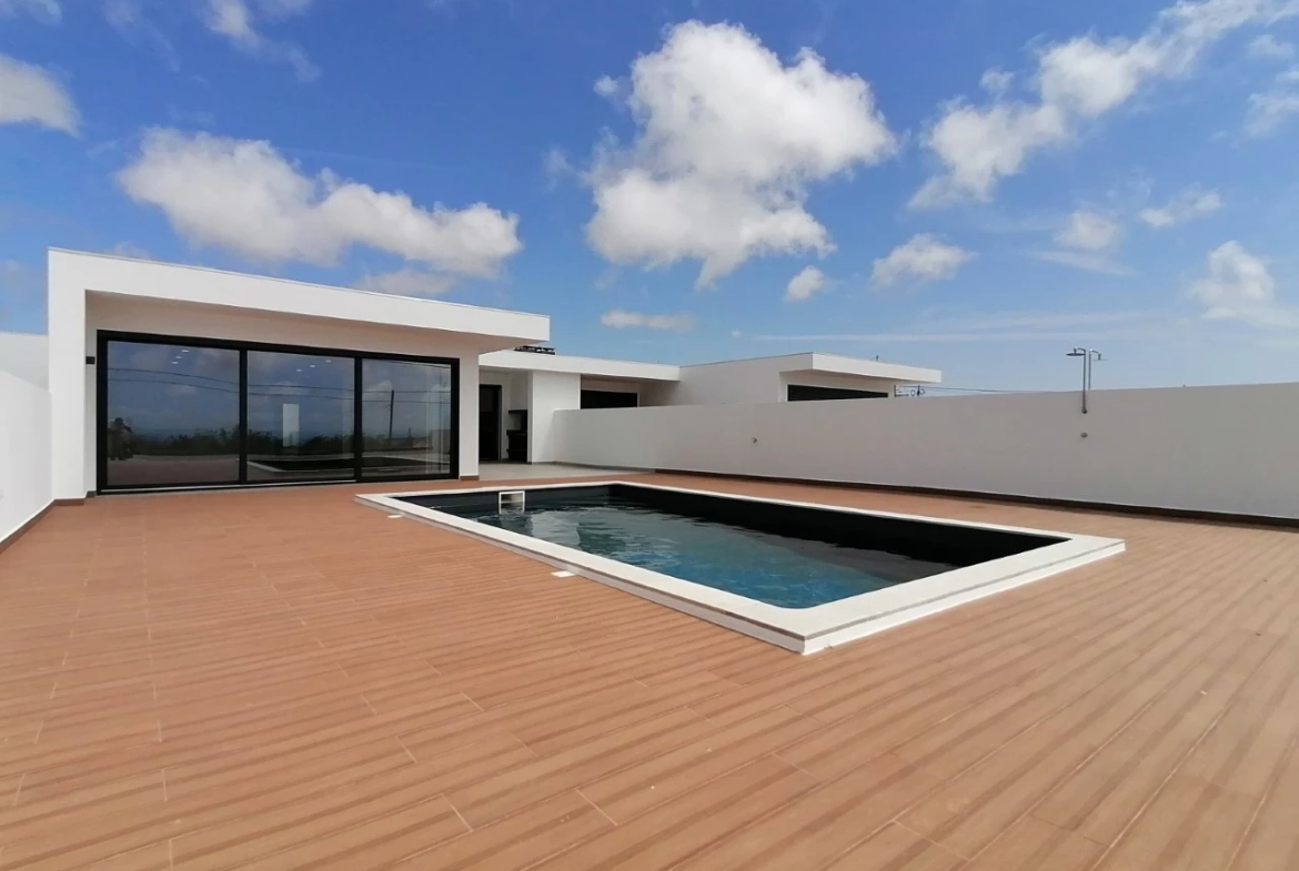 MORADIA NOVA COM PISCINA E UMA FANTÁSTICA VISTA MAR E DO PÔR-DO-SOL NO HORIZONTE