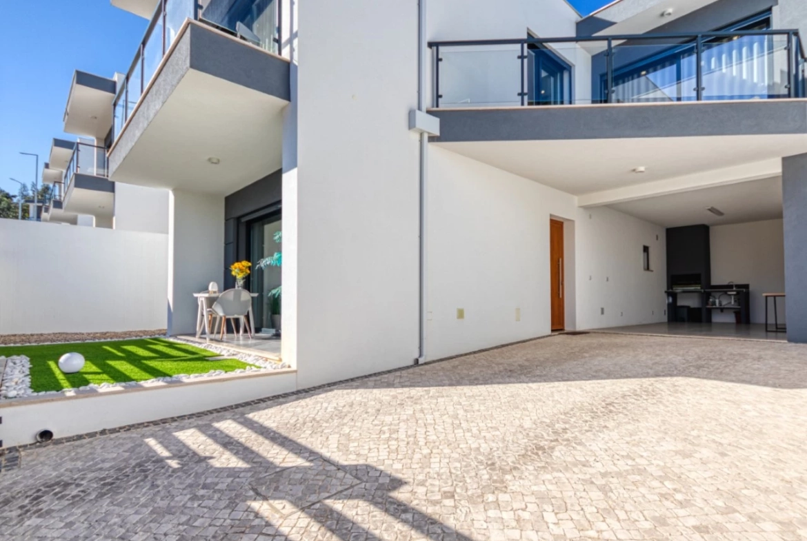 MORADIA CONTEMPORÂNEA A 10 MINUTOS A PÉ DA PRAIA DE SALIR DO PORTO