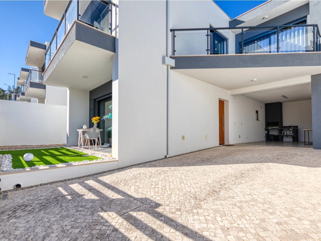 04-garagem MORADIA CONTEMPORÂNEA A 10 MINUTOS A PÉ DA PRAIA DE SALIR DO PORTO