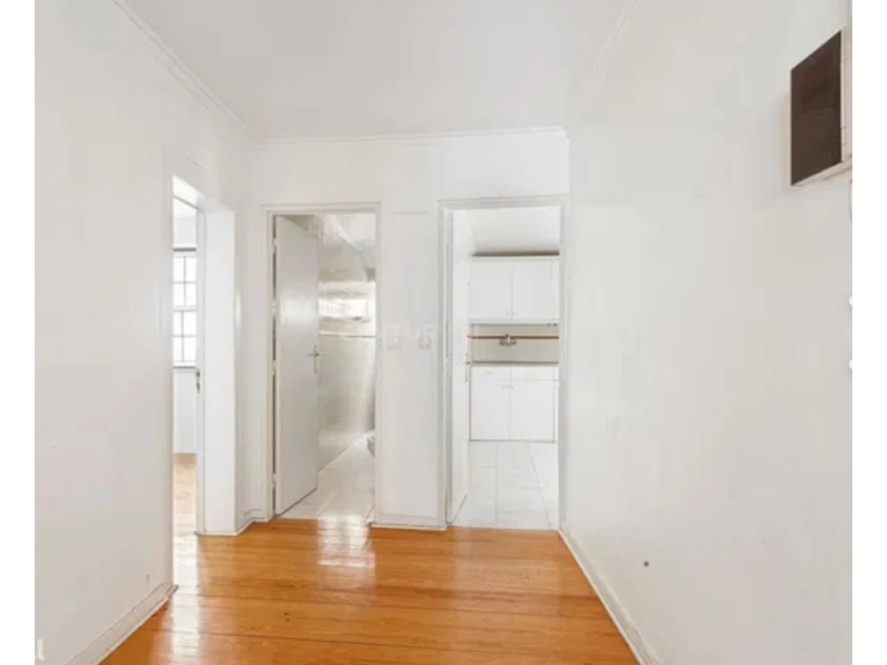 04_SALA APARTAMENTO COM 2 QUARTOS RENOVADO JUNTO A SÉ DE LISBOA