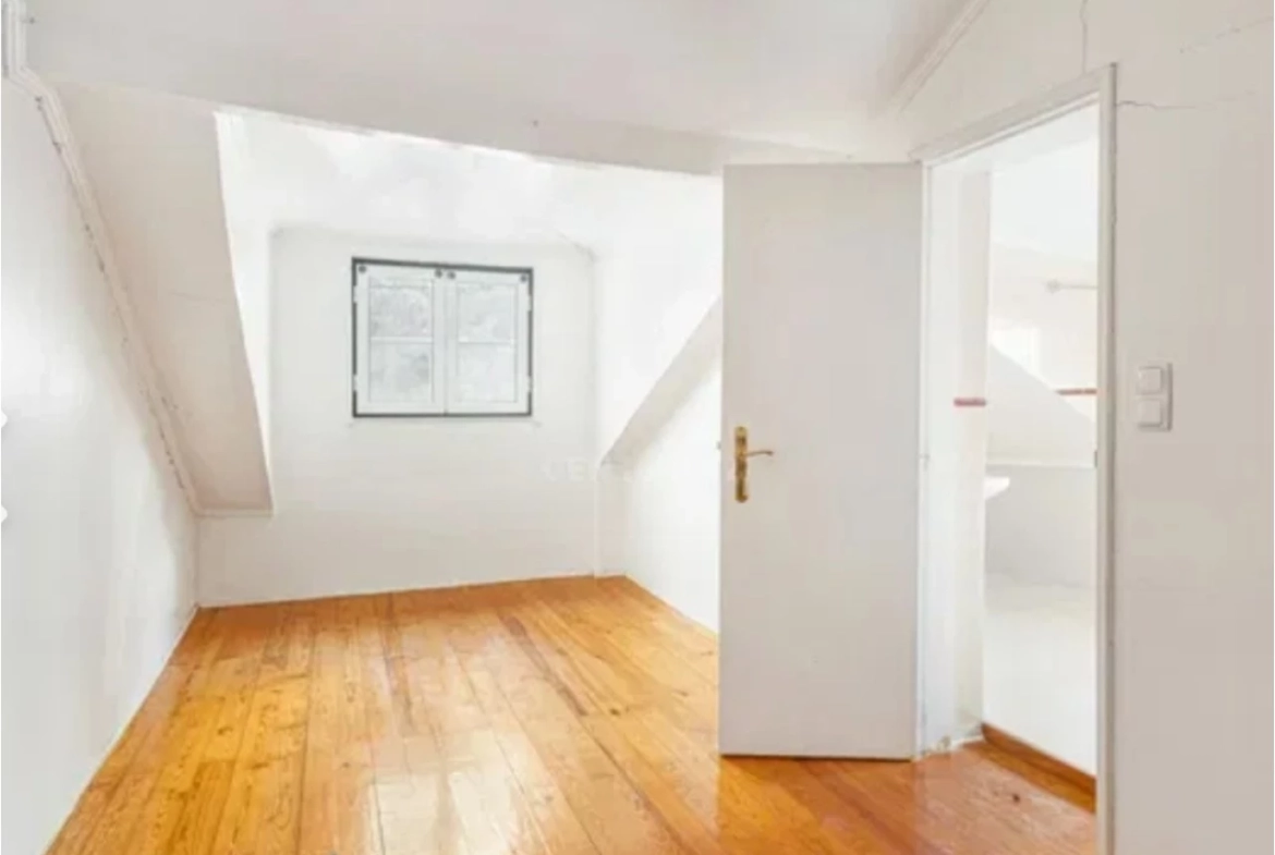 APARTAMENTO COM 2 QUARTOS RENOVADO JUNTO A SÉ DE LISBOA