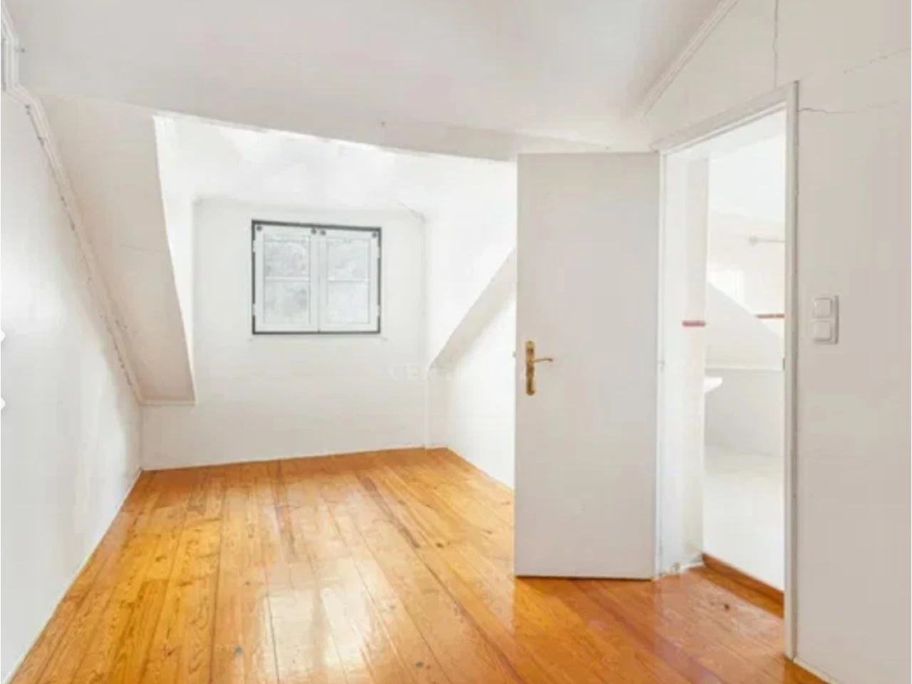 06_QUARTO APARTAMENTO COM 2 QUARTOS RENOVADO JUNTO A SÉ DE LISBOA