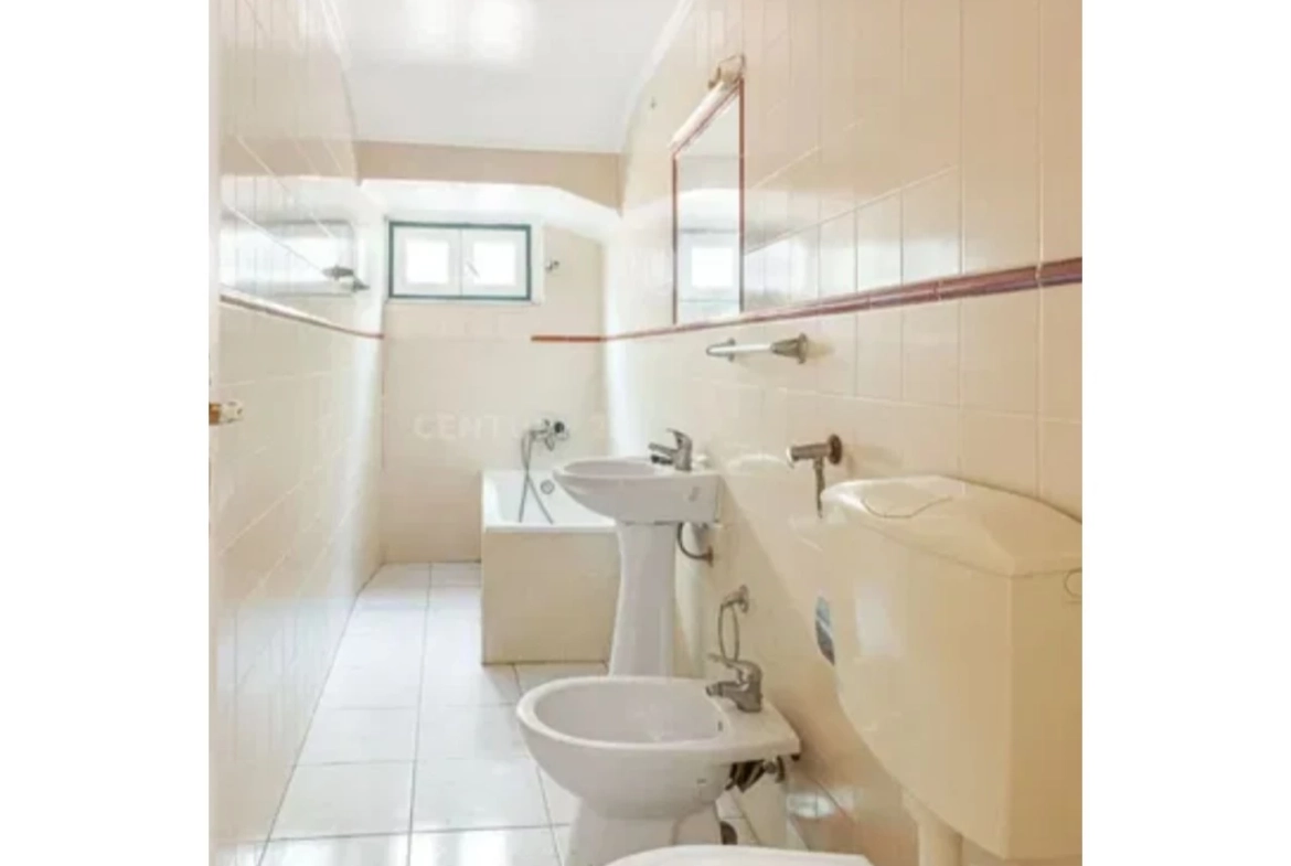 APARTAMENTO COM 2 QUARTOS RENOVADO JUNTO A SÉ DE LISBOA