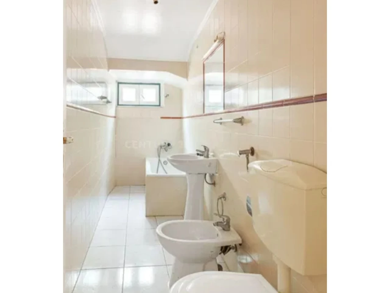 07_CASADEBANHO APARTAMENTO COM 2 QUARTOS RENOVADO JUNTO A SÉ DE LISBOA