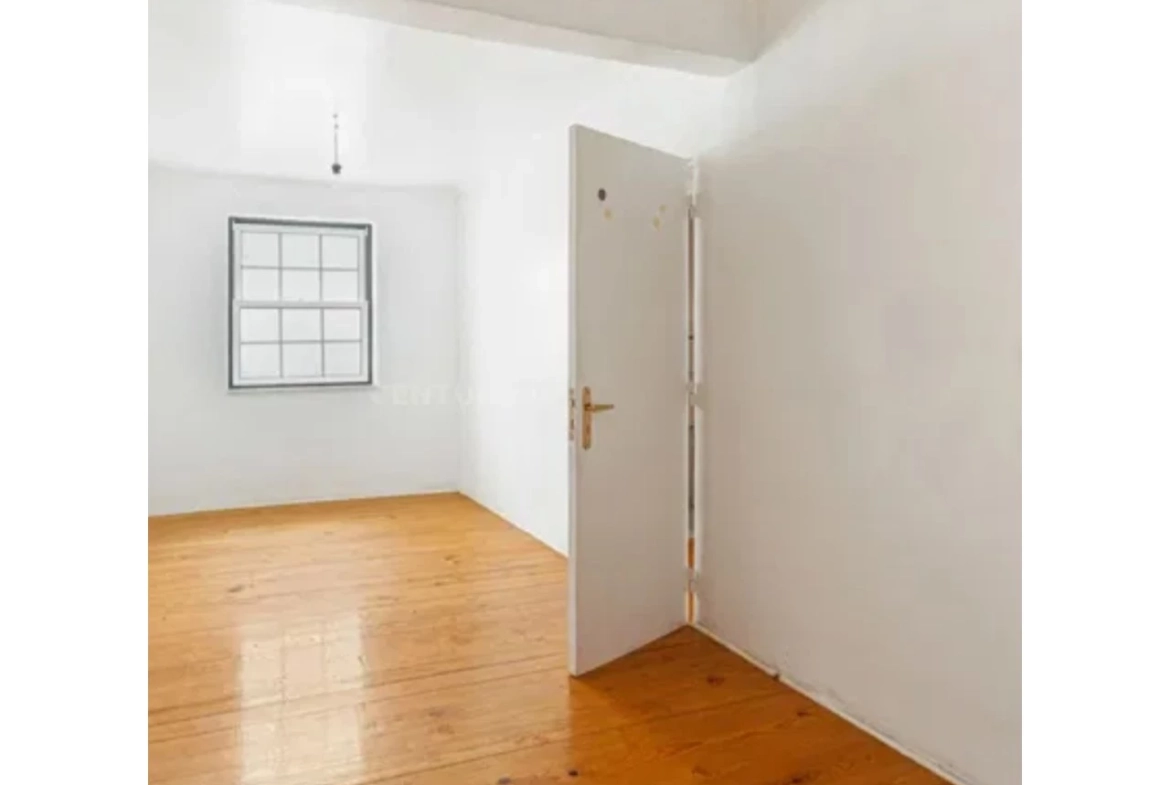 APARTAMENTO COM 2 QUARTOS RENOVADO JUNTO A SÉ DE LISBOA