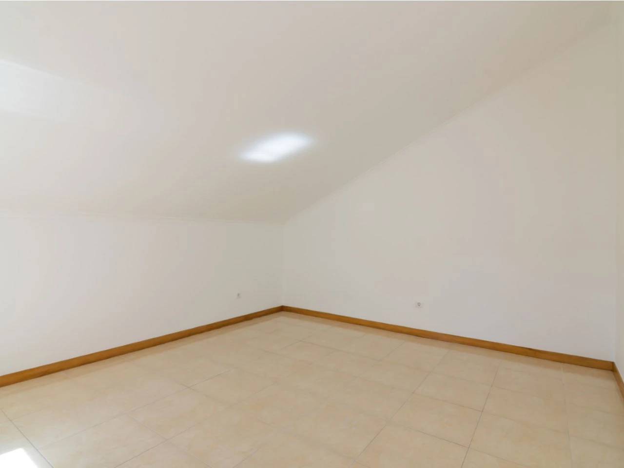 10ID78d27001-0000-0500-0000-000011f1d575 APARTAMENTO NO CENTRO DA LOURINHÃ