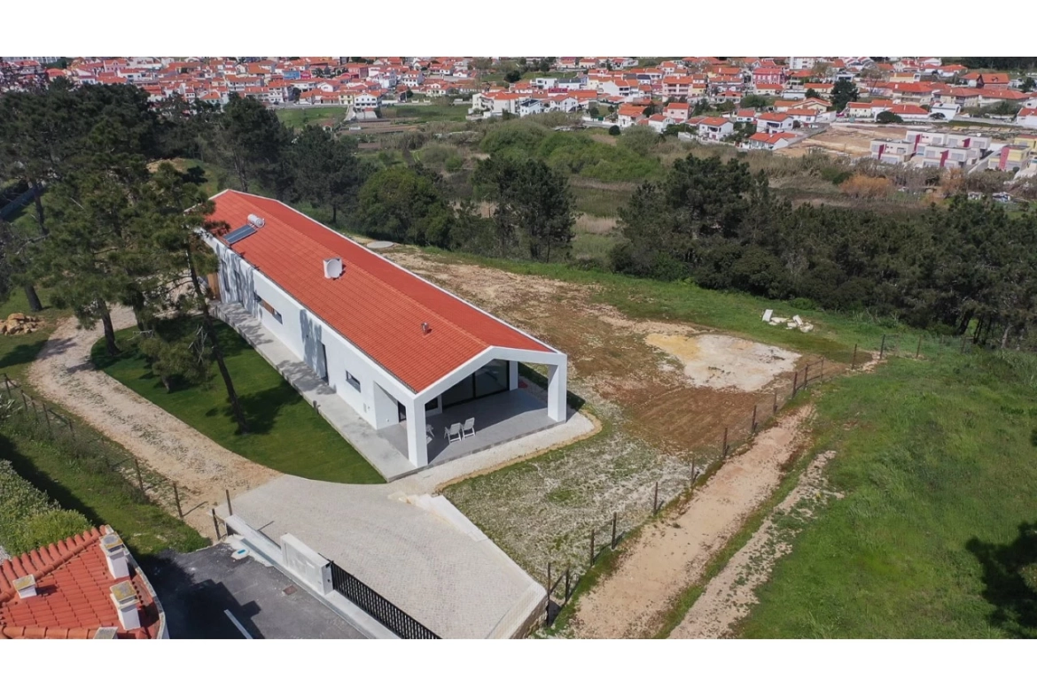 MORADIA NOVA NA FOZ DO ARELHO APENAS A 750 METROS DA LAGOA