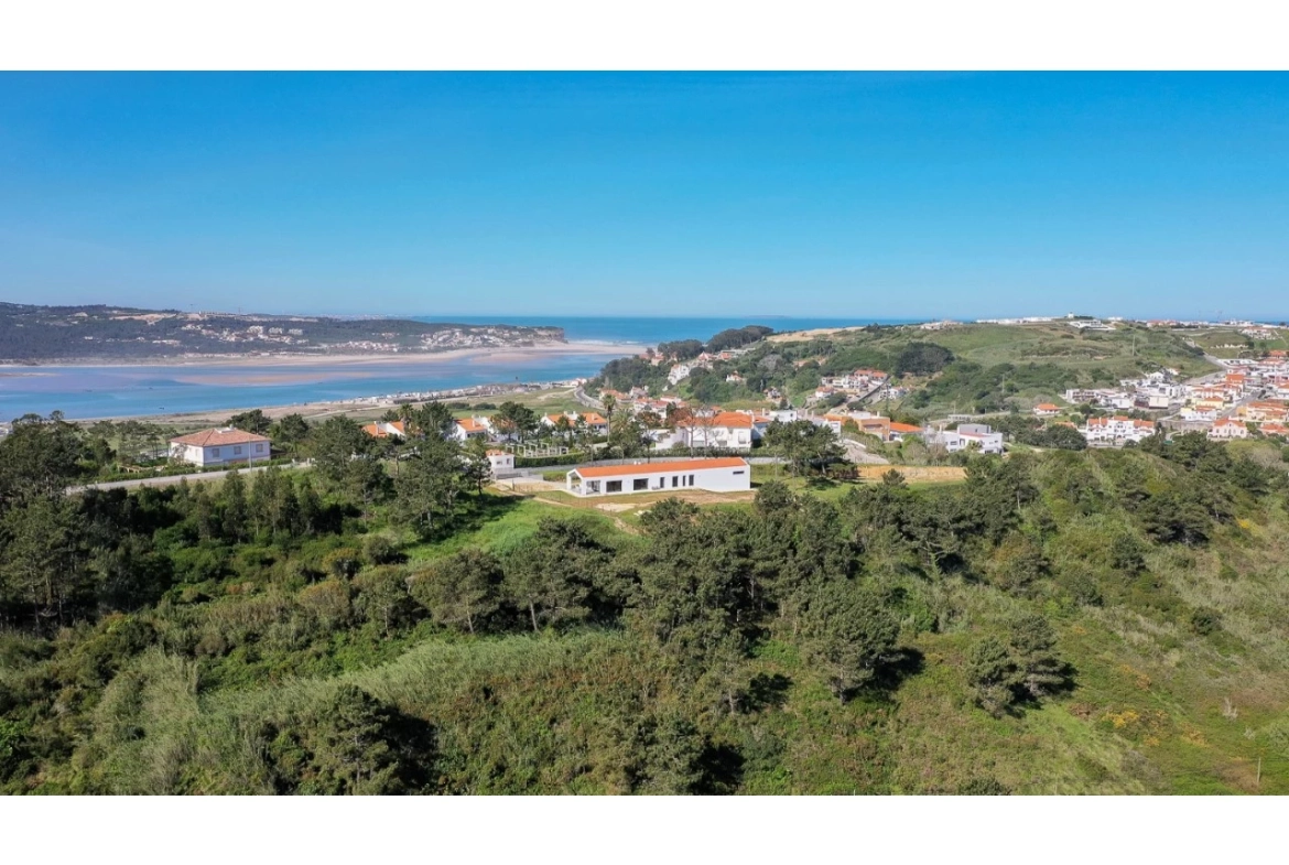 MORADIA NOVA NA FOZ DO ARELHO APENAS A 750 METROS DA LAGOA