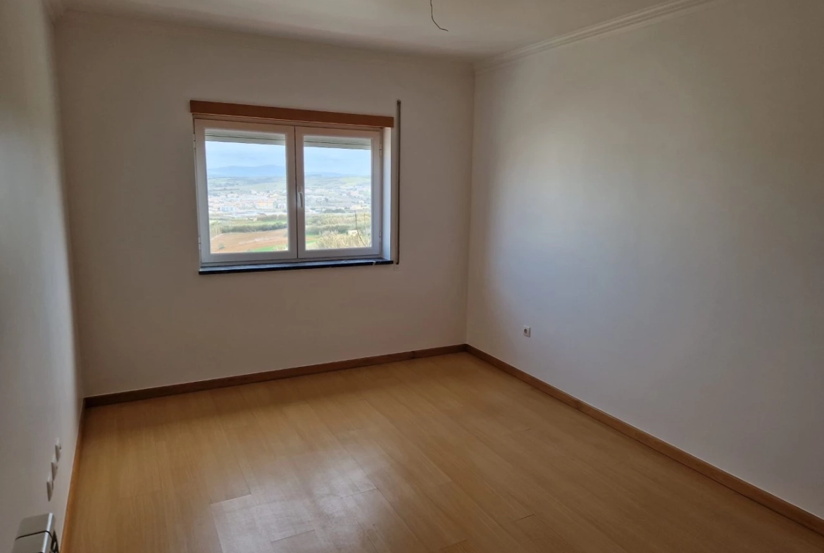 MORADIA DE 4 QUARTOS PERTO DAS PRAIAS – LOURINHÃ