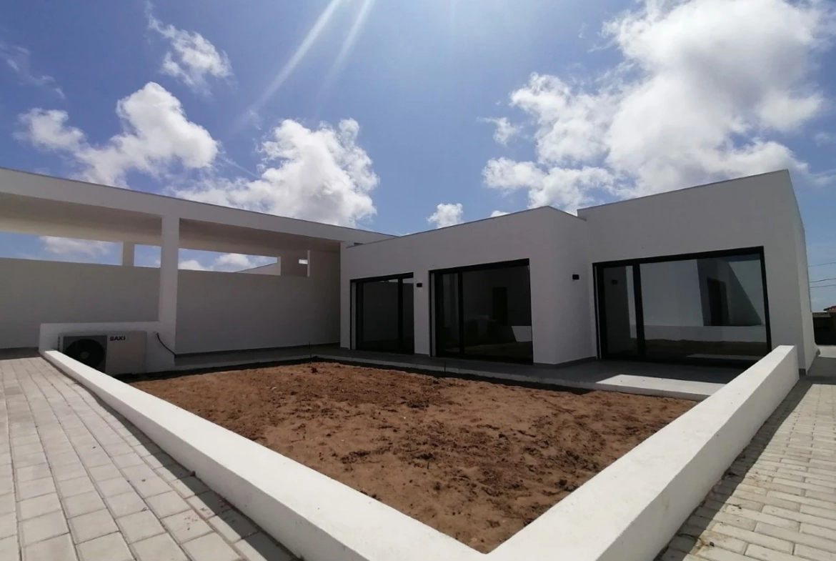 MORADIA NOVA COM PISCINA E UMA FANTÁSTICA VISTA MAR E DO PÔR-DO-SOL NO HORIZONTE