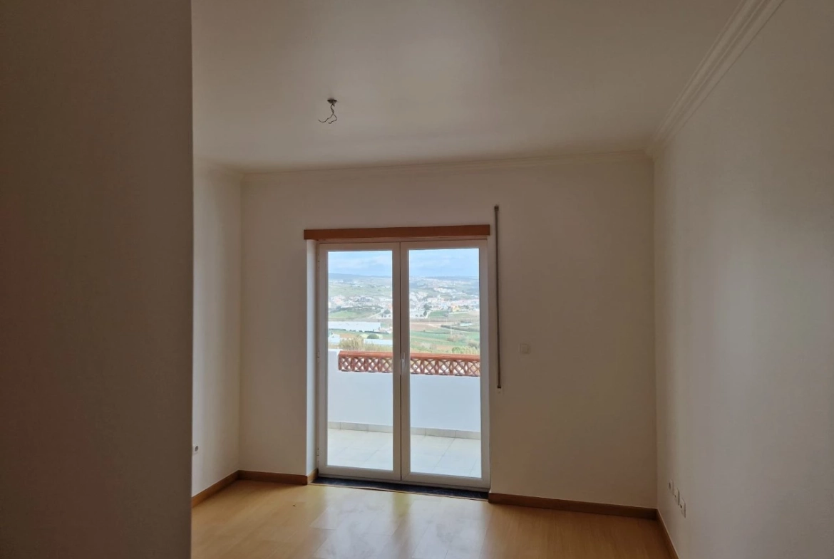 MORADIA DE 4 QUARTOS PERTO DAS PRAIAS – LOURINHÃ
